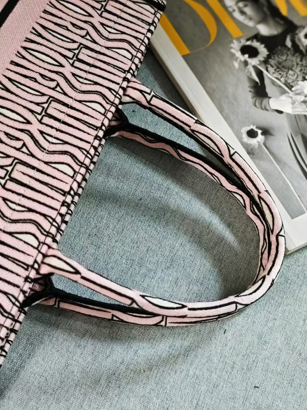 medium D*or book tote-36.5x27.5x16.5cm