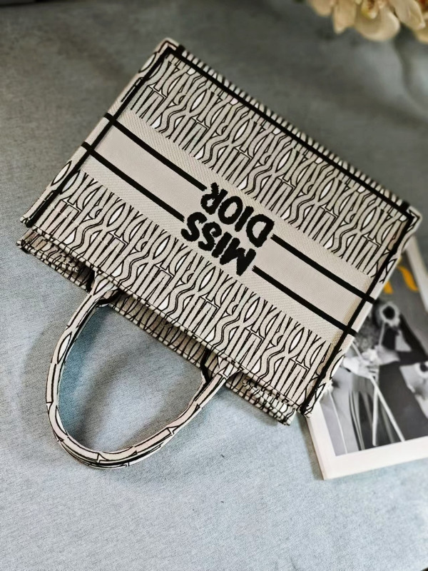 medium D*or book tote-36.5x27.5x16.5cm