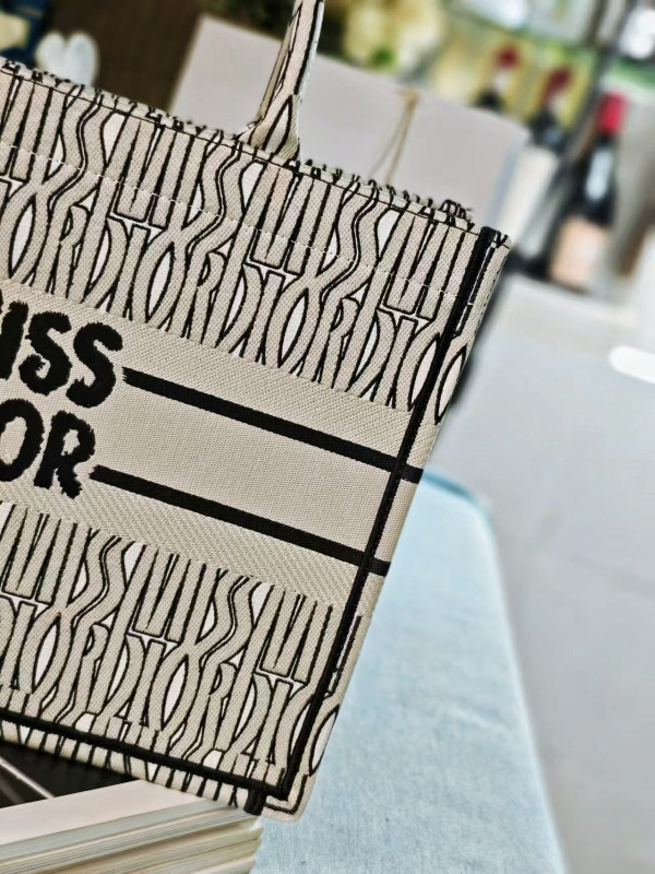 medium D*or book tote-36.5x27.5x16.5cm