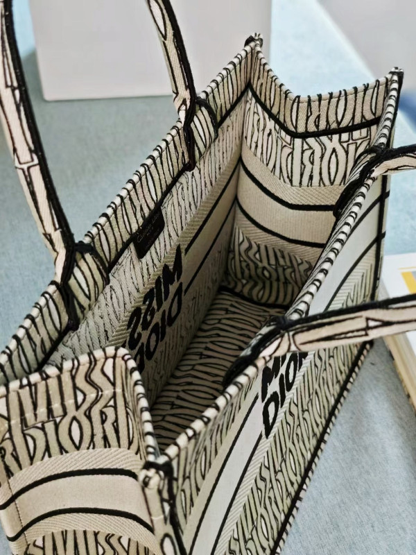 medium D*or book tote-36.5x27.5x16.5cm