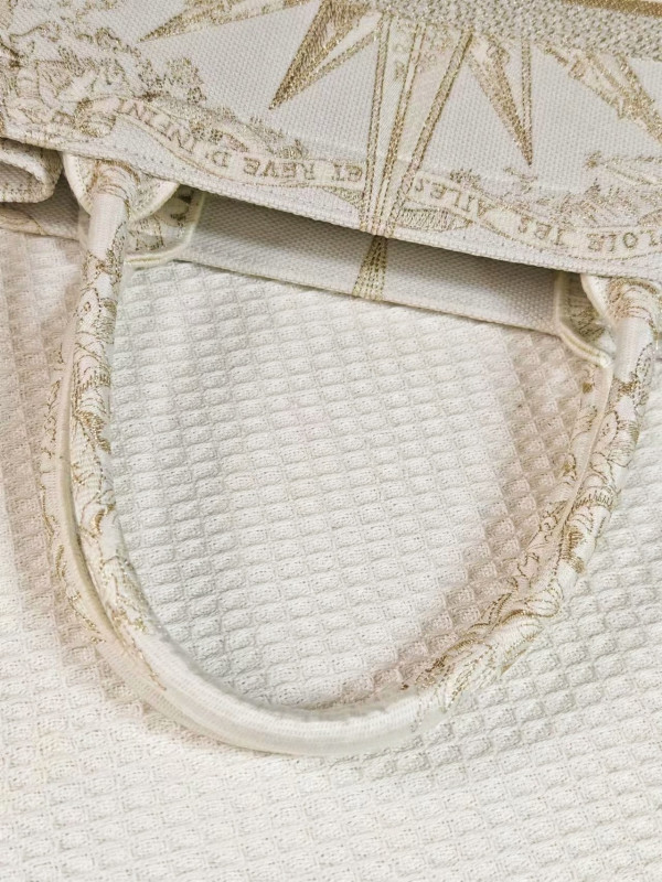 medium D*or book tote-36.5x27.5x16.5cm