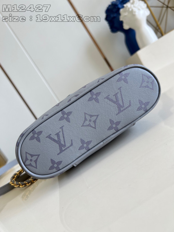 l**is V*t*n vanity chain pouch-19 x 11.5 x 6.5 cm