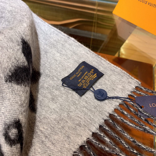 l**is V*t*n reykjavik scarf